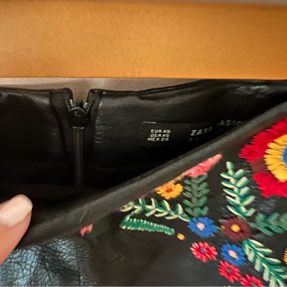 Embroidered faux leather skirt in black size XS- Zara - Picture 5 of 8